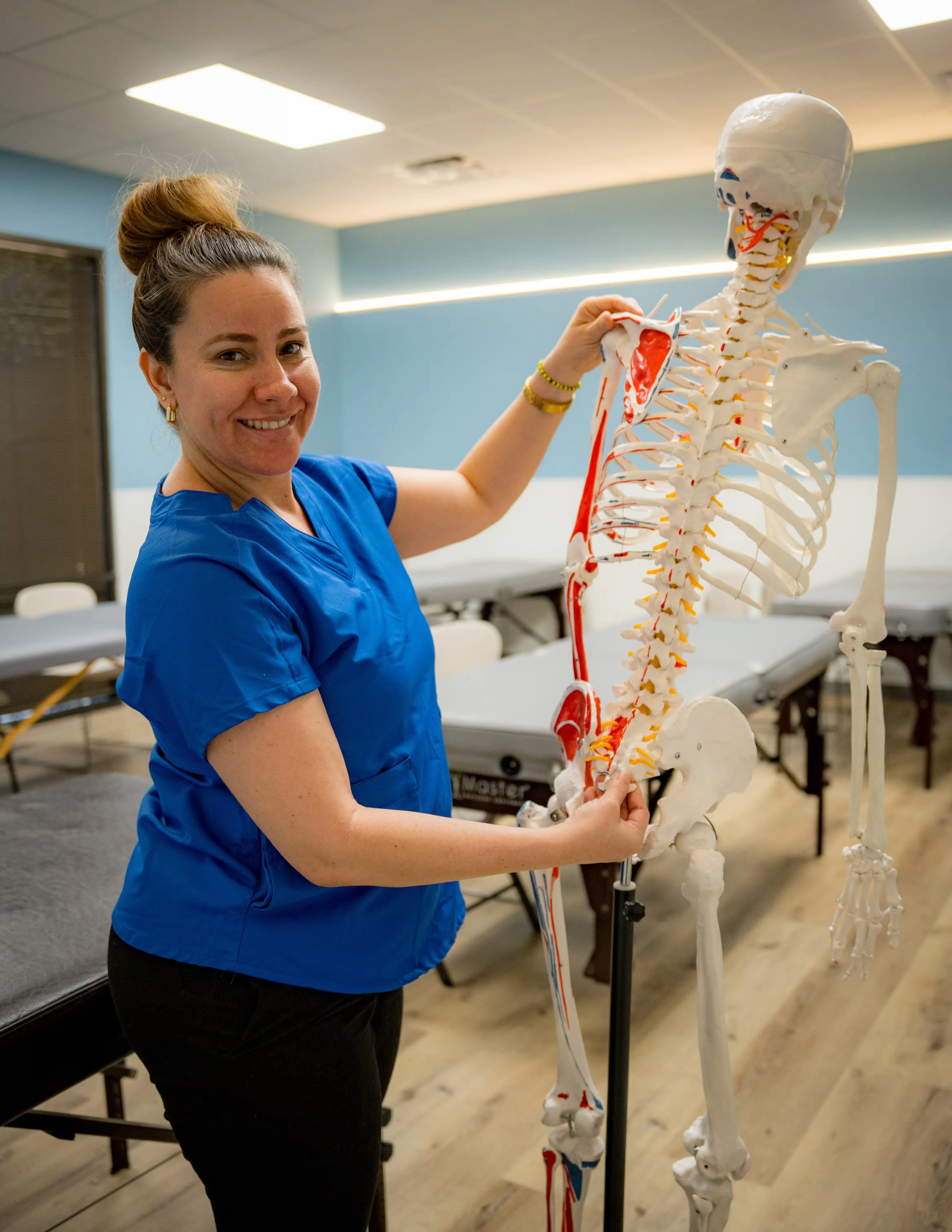 Student learning and observing the human skeleton model
